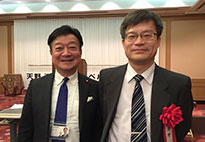 ノーベル物理学賞を受賞された天野浩教授と！家宝ものです。